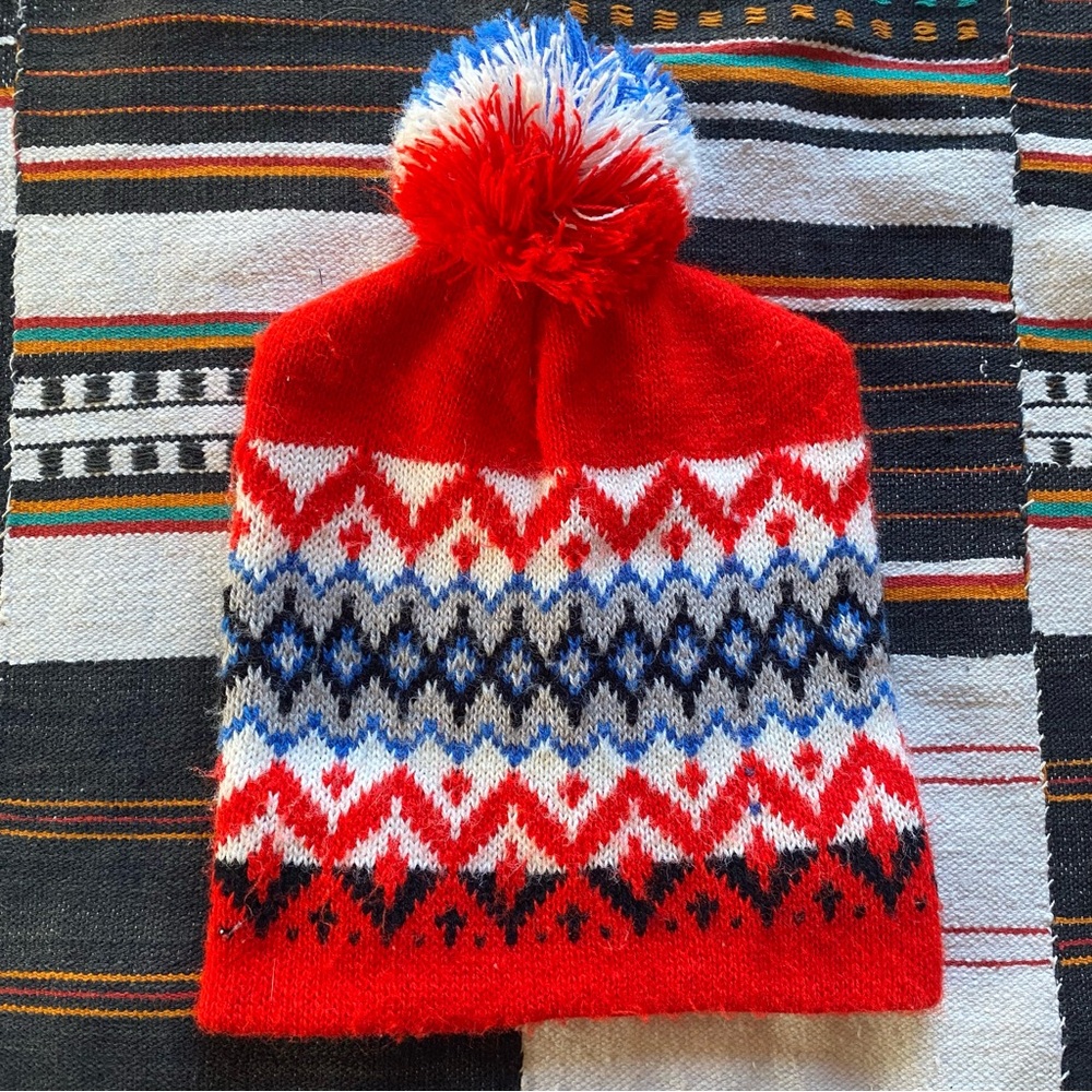 Vintage Knit Pom Pom top Beanie! Size Small. Winter. Fall. Snow.